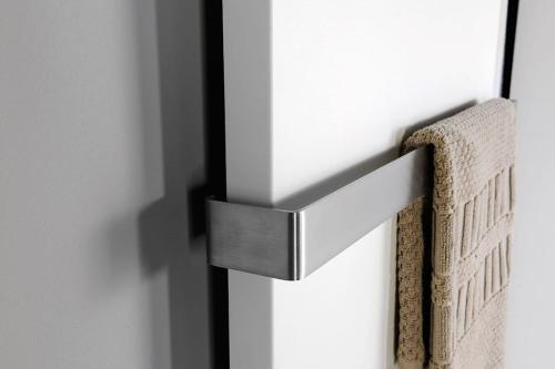MAGNIFICA Grzejnik łazienkowy dekoracyjny biały ze strukturą 1070 W 608x1806 mm IR137 - detal