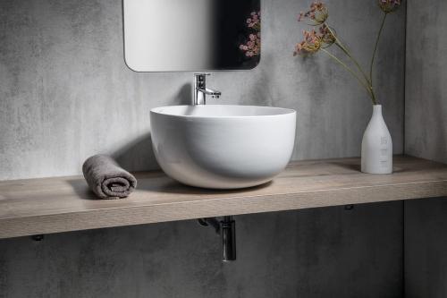 DOME umywalka ceramiczna nablatowa 45,5 cm, bez przelewu WH030