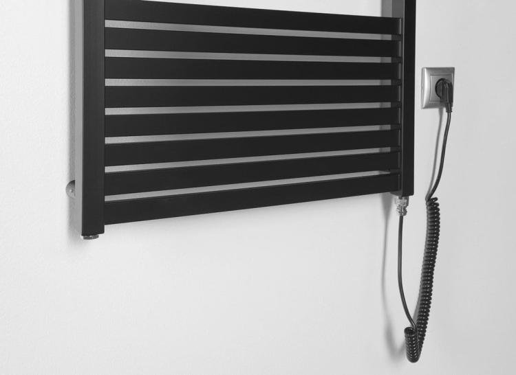 TONDI-E grzejnik elektryczny 450x1690 mm, 600 W, czarny mat DE446T zamontowany