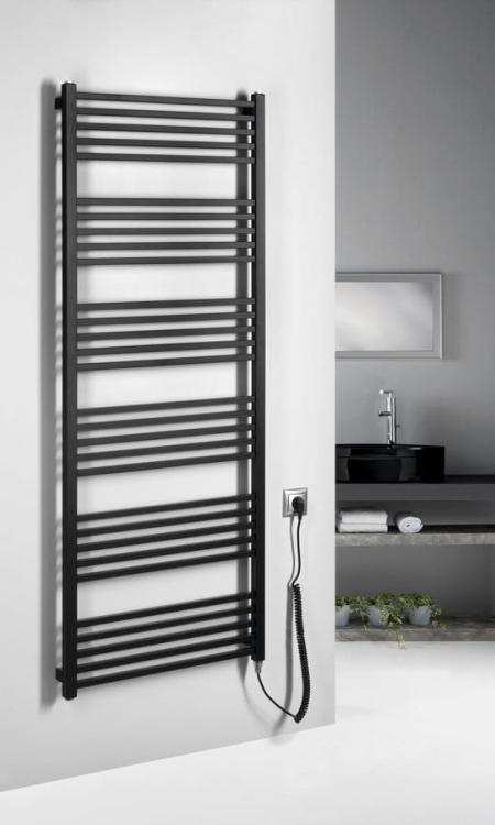 METRO-E grzejnik elektryczny 600x1620 mm, 800 W, czarny mat ME616B na ścianie