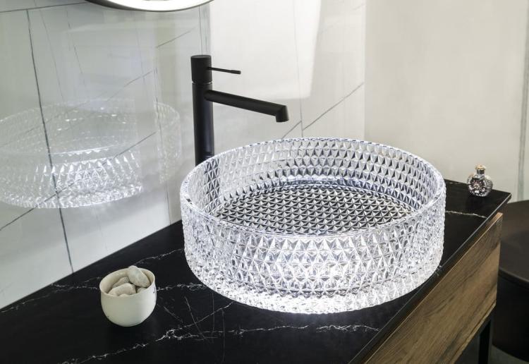 MARAGUA grawerowana szklana umywalka nablatowa Ø 39,5 cm, przezroczysta TY214CL wizualizacja