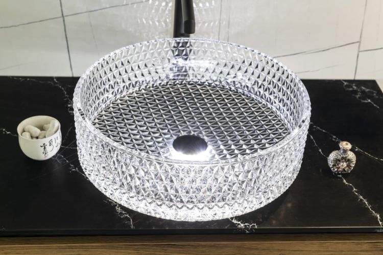 MARAGUA grawerowana szklana umywalka nablatowa Ø 39,5 cm, przezroczysta TY214CL zamontowana