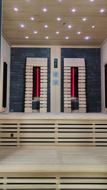 KIRUNA Sauna na podczerwień 3-4 osobowa 160 x 114,1 x 64,8 x 114,1 x 160 x 210 cm K50160 oświetlenie