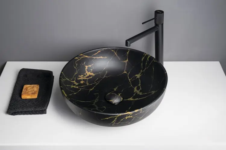 RONDANE umywalka ceramiczna nablatowa, średnica 41 cm marmur portoro AR435PT aranżacja