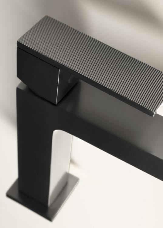 KRONY bateria umywalkowa stojąca, gun metal GJ002GM z  bliska