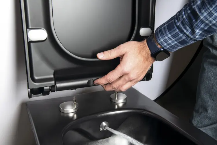 AVVA CLEANWASH WC wiszące, ze zintegrowana baterią i prysznicem bidetowym, Rimless, 35,5x53cm, czarny mat 100315-110