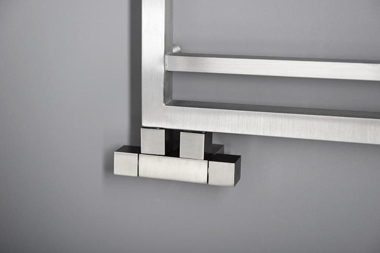 CUBE TWIN Przyłącze grzejnikowe 1/2", prawe, kątowe, nierdz. szczotk. CP582S - aranżacja