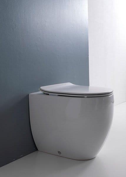 FLO Deska WC SLIM Soft Close, zawiasy chrom 3191 na misce stojącej
