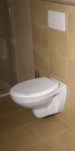 TAURUS Miska WC podwieszana LC1582 aranżacja